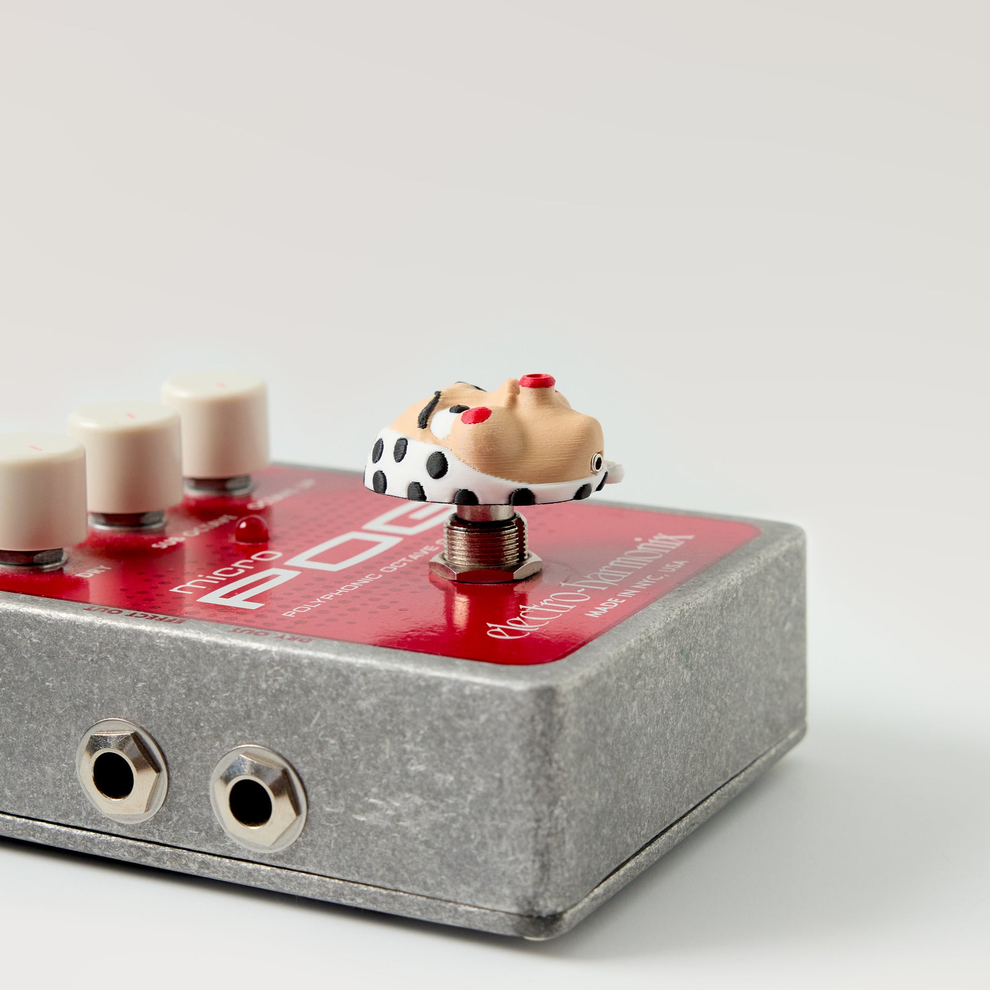 Hyottoko Topper — Japanese folk mask installed on silver aluminium effects pedal top view showing topper height and footswitch fit