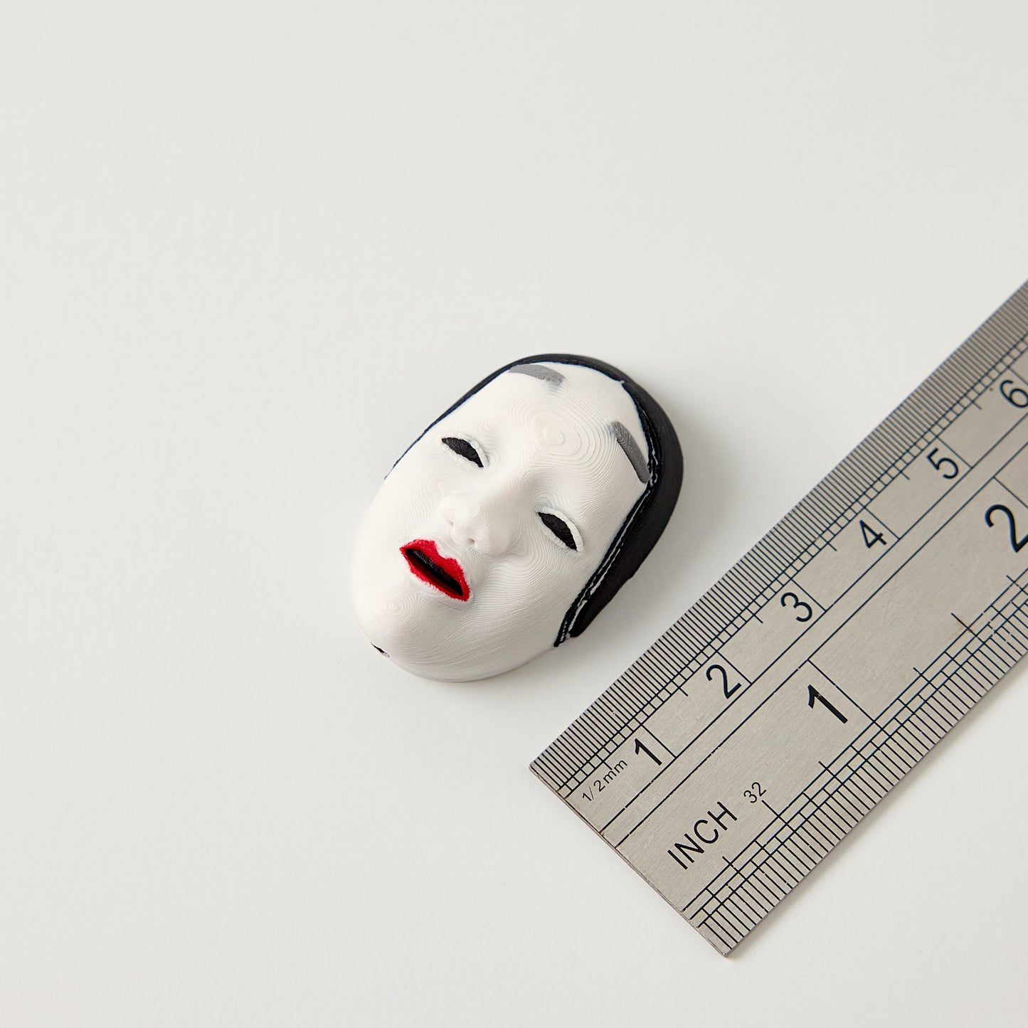 Koomote Topper — size reference with ruler showing Japanese Noh mask topper dimensions for 10mm guitar effects pedal footswitch