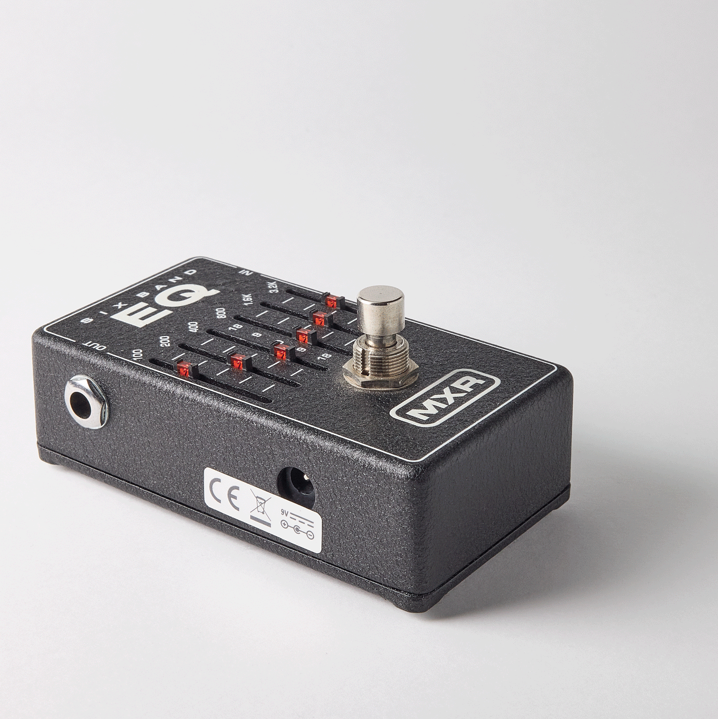 How to install Turntable Topper on guitar effects pedal footswitch screw fit system demonstration